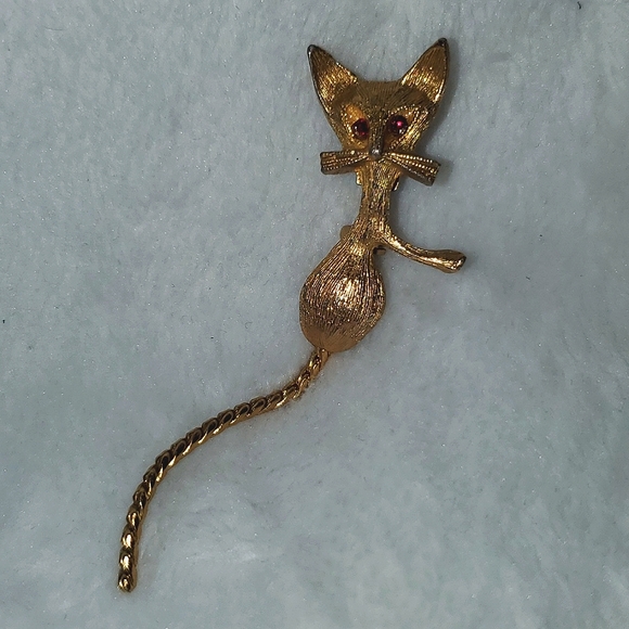 Vintage MCM Gold Tone Cat Brooch with Red Rhinestone Eyes and Flexible Tail - Picture 1 of 6